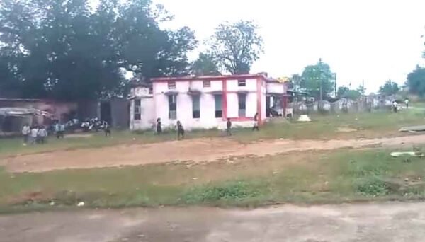 कागजों में बाऊंड्रीवाल बनाकर निकाल