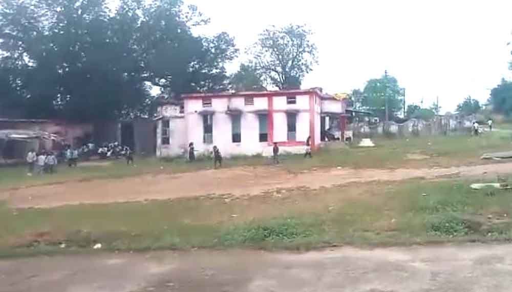 कागजों में बाऊंड्रीवाल बनाकर निकाल