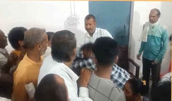 ग्राम सभा में सरपंच पति और ग्रामीण