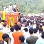 श्रद्धालुओं की बस पलटी, एक महिला की