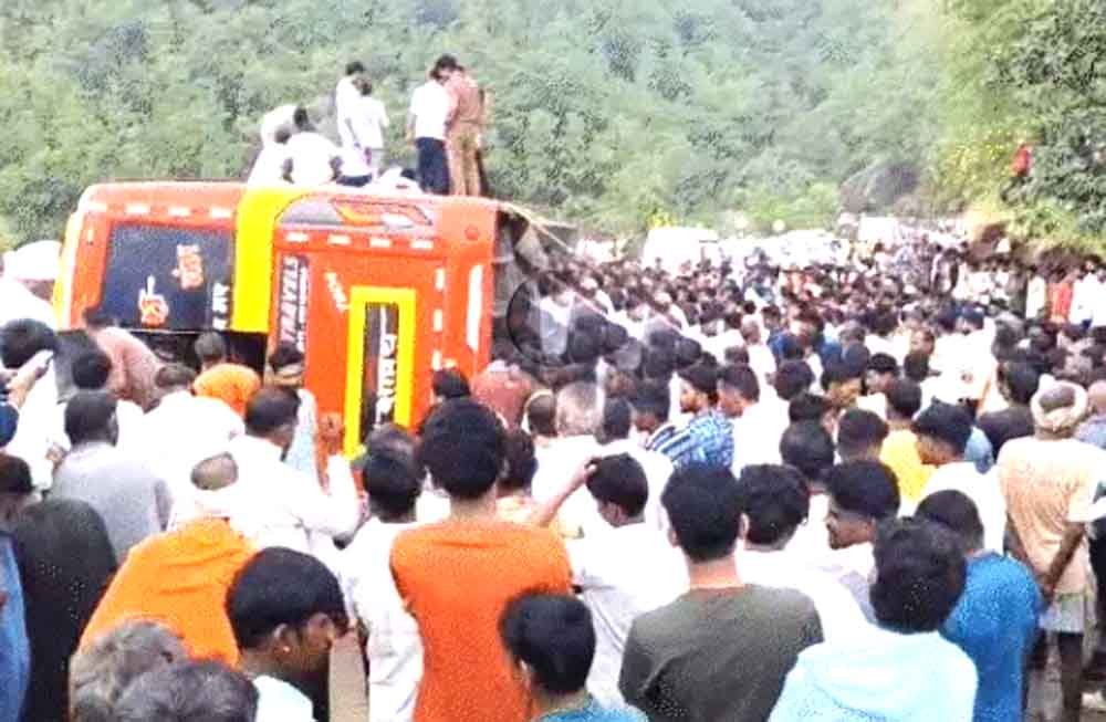 श्रद्धालुओं की बस पलटी, एक महिला की