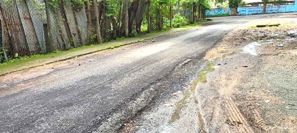 बदहाल सड़कों पर