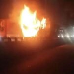 ट्रेलर से टकराने के बाद स्कॉर्पियो में लगी