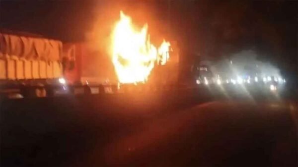 ट्रेलर से टकराने के बाद स्कॉर्पियो में लगी