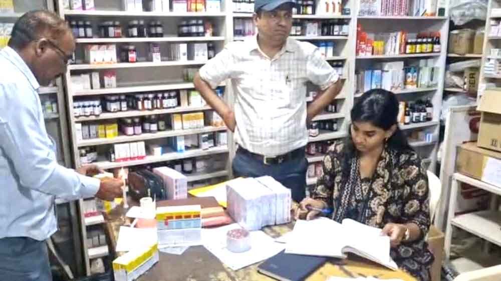 प्रतिबंधित दवाओं की खरीद का