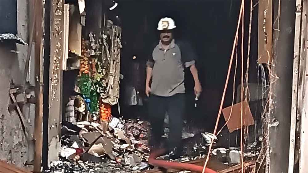 तीन मंजिला दुकान