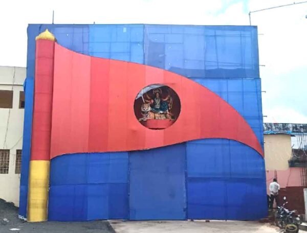 20 फीट ऊंचाई पर झंडे में विराजी