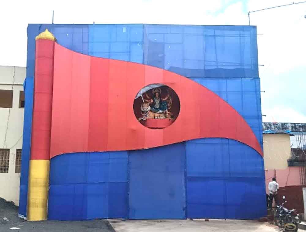 20 फीट ऊंचाई पर झंडे में विराजी