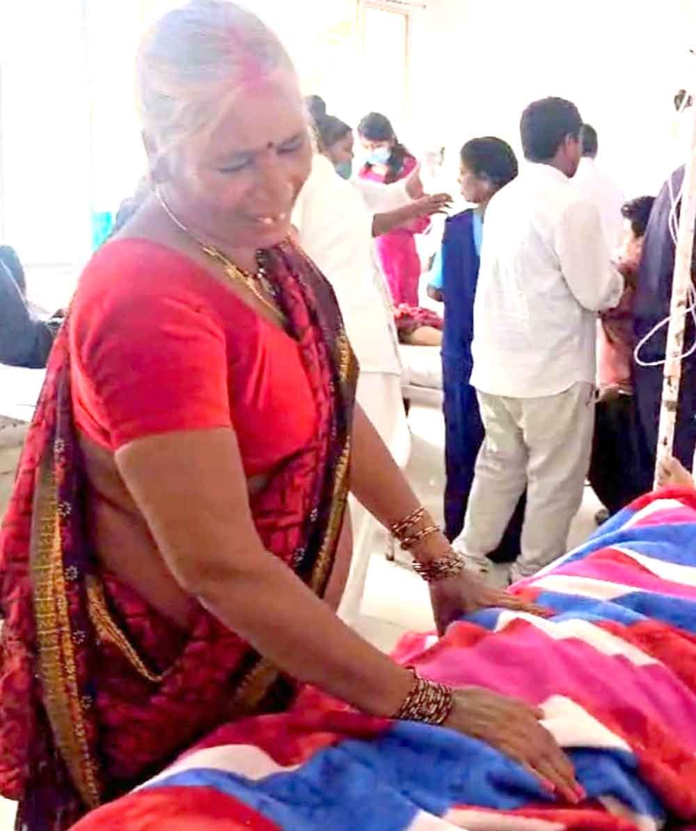 श्रद्धालुओं से भरा वाहन दुर्घटनाग्रस्त