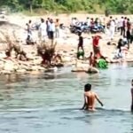 भाई-बहनों ने ताप्ती में स्नान कर लिया