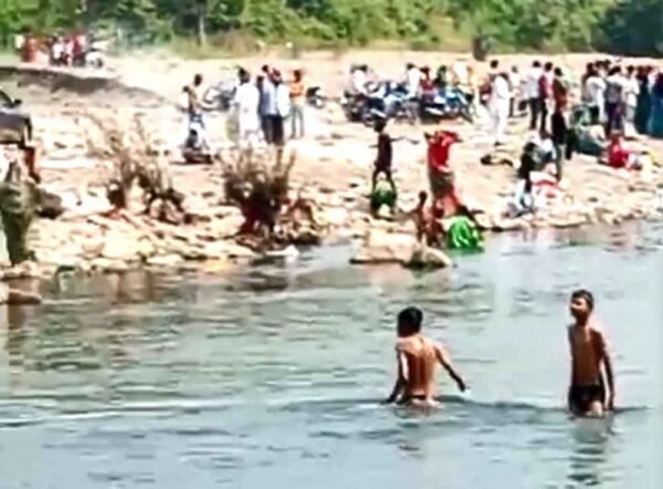 भाई-बहनों ने ताप्ती में स्नान कर लिया