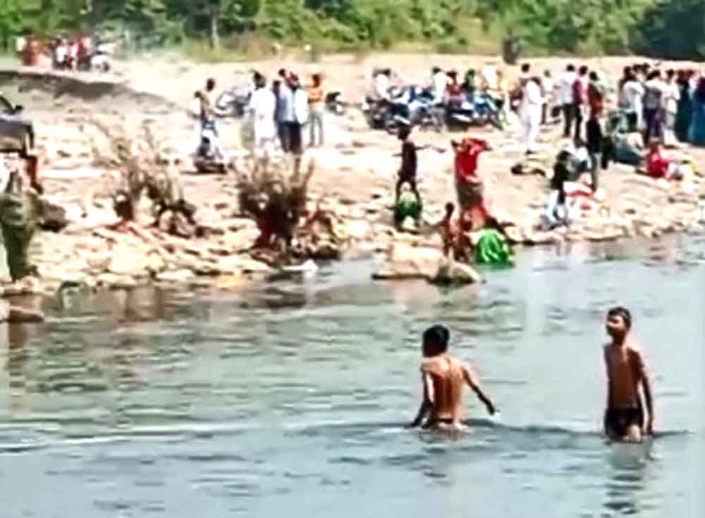 भाई-बहनों ने ताप्ती में स्नान कर लिया