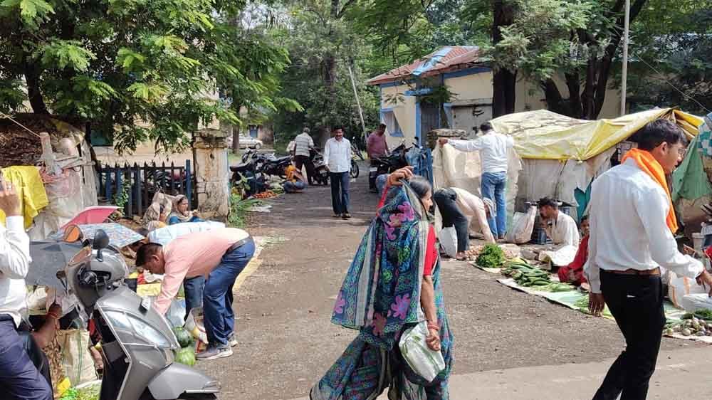 अधिकारी-जनप्रतिनिधि नहीं हटा पाए