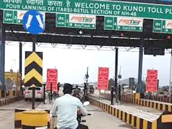 लोगों को लूट रहा