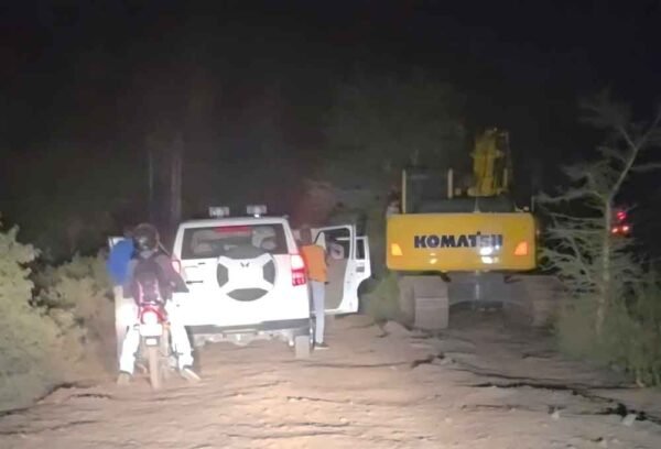 अवैध खनन पर कार्रवाई — तीन डंपर