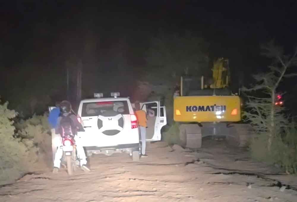 अवैध खनन पर कार्रवाई — तीन डंपर