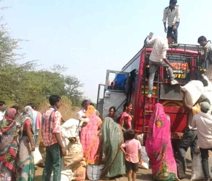 कुपोषण के बाद अब पलायन बना सबसे बड़ा संकट, स्टाम्प