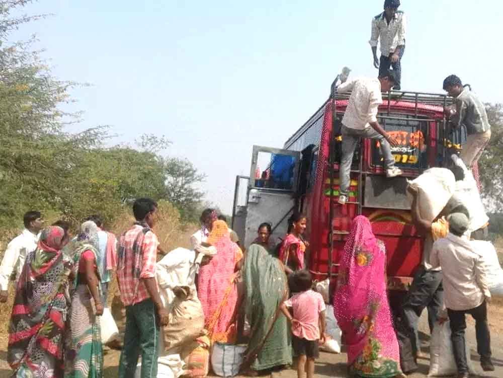 कुपोषण के बाद अब पलायन बना सबसे बड़ा संकट, स्टाम्प