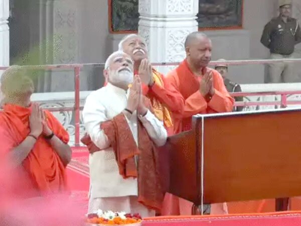 अयोध्या राम मंदिर पर फहराई धर्मध्वजा