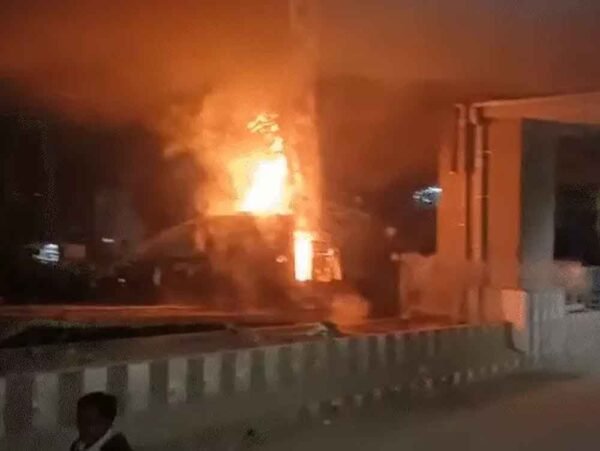 ट्रक में लगी आग से मचा हड़कंप, केबिन