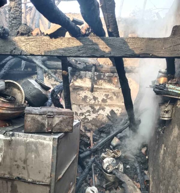 बेटी की शादी के लिए रखे आभूषण और