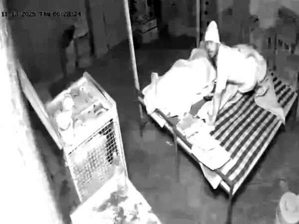 बदमाशों ने शराब दुकान में लगाई आग: