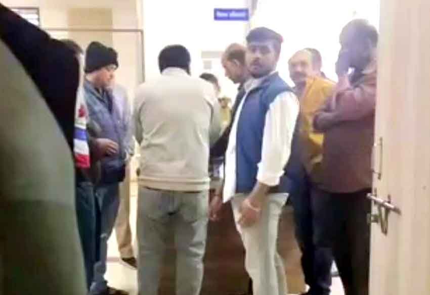 प्रतिबंध के बावजूद मुख्य मार्ग पर