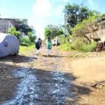 जीर्ण-शीर्ण सड़क पर चलने