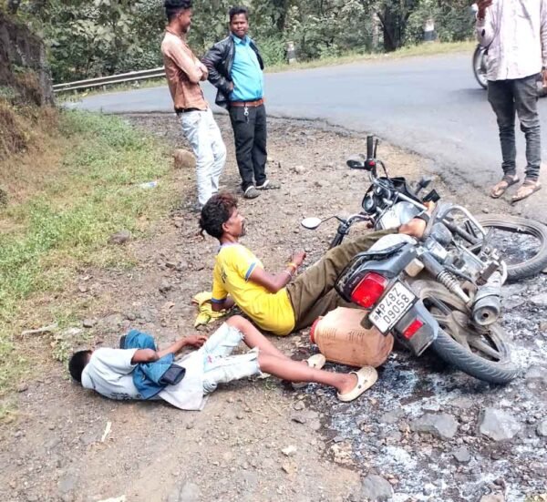 ताप्ती घाट में कंटेनर ने बाइक सवार