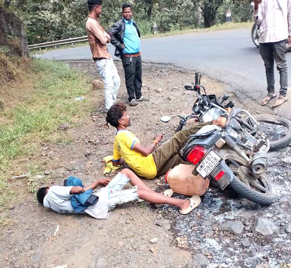 ताप्ती घाट में कंटेनर ने बाइक सवार