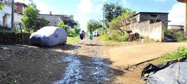 जीर्ण-शीर्ण सड़क पर चलने