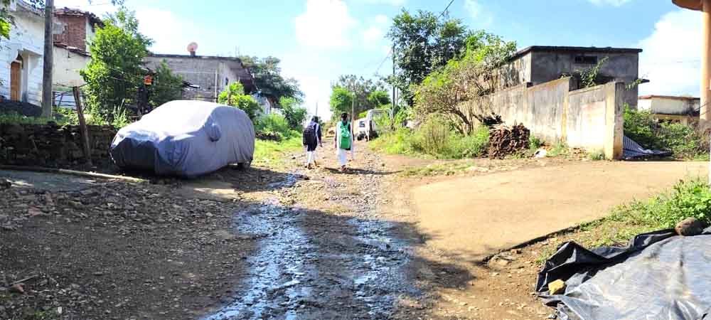 जीर्ण-शीर्ण सड़क पर चलने