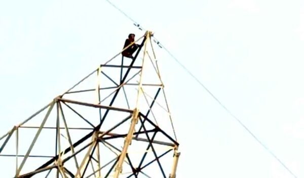 शोले सीन जैसी घटना: प्रेमिका को बुलाने की