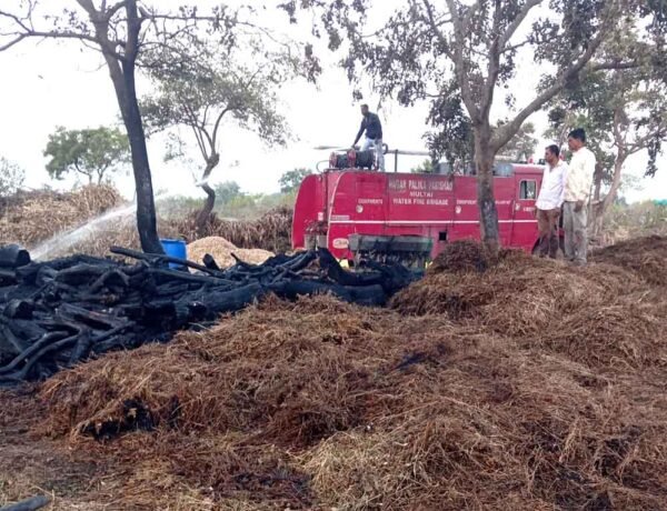 बघोड़ा में लगी आग, फायर टीम की