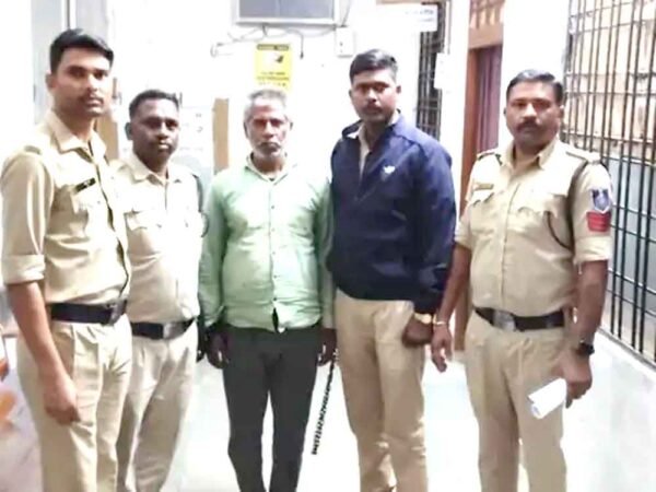 पत्नी की कुल्हाड़ी से हत्या करने वाले