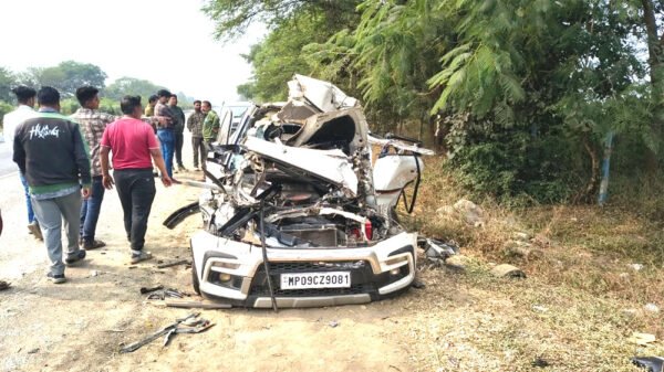 भीषण हादसा: कंटेनर से टकराई कार,