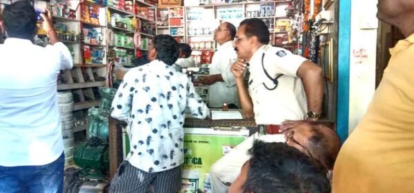 7 दुकानों से लाखों