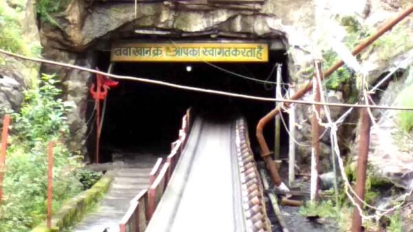 तवा वन खदान की बंद सिम से कोयला