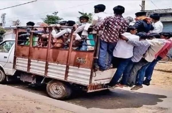 लोडिंग वाहनों में ढोई जा रही सवारियां,