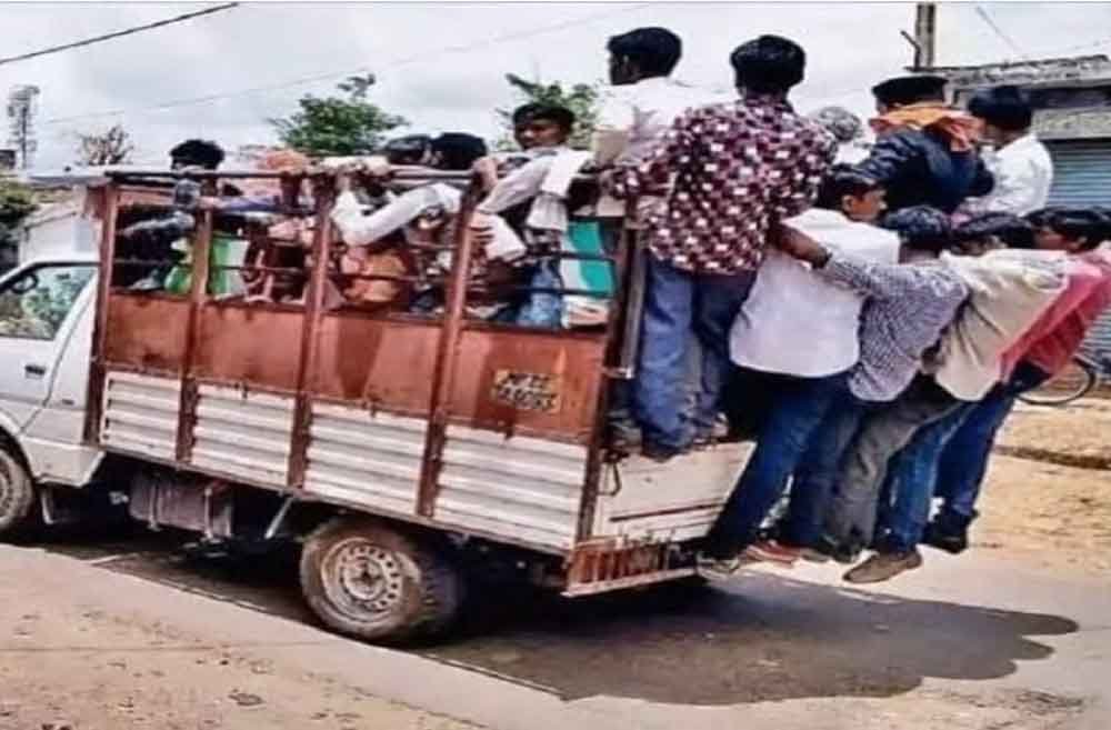 लोडिंग वाहनों में ढोई जा रही सवारियां,