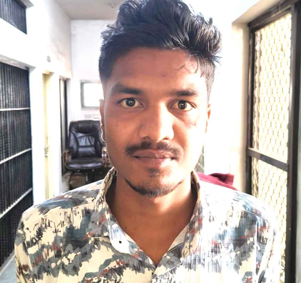 मोबाइल छुड़ाकर भागने वाला फरार