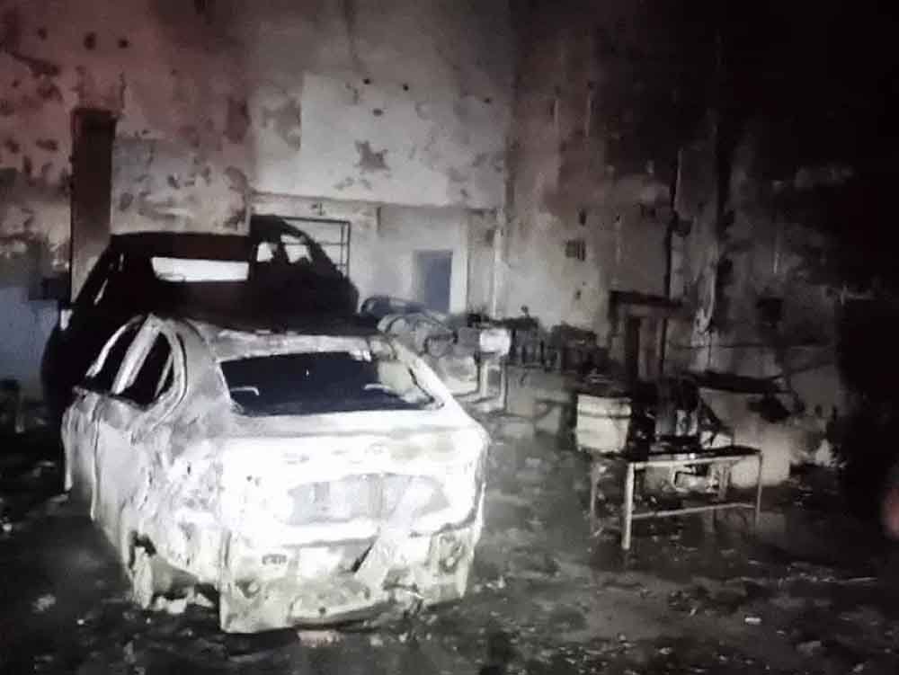 वाशिंग सेंटर में भीषण आग, कार-