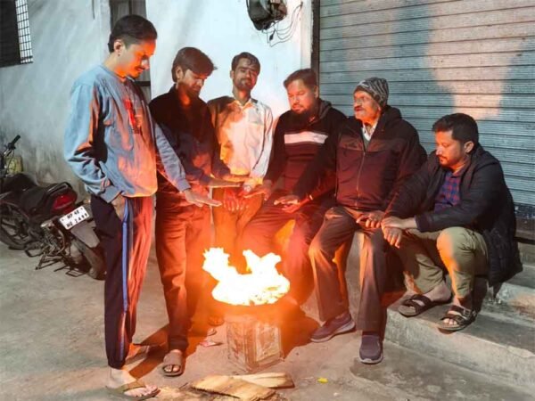 ठंड की दस्तक, अलाव की गर्माहट में