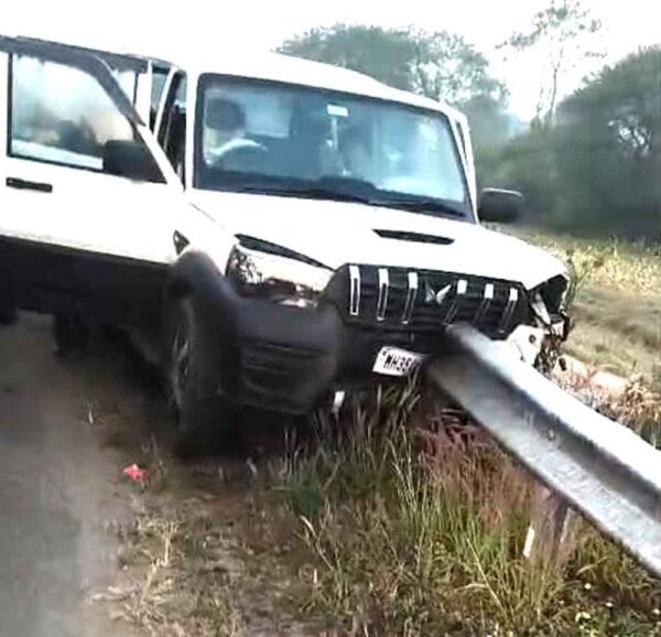 रैलिंग में घुसी स्कॉर्पियो