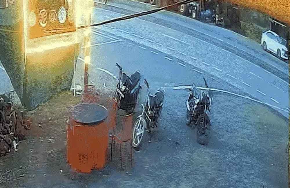 स्कूल बस की टक्कर से किसान गंभीर