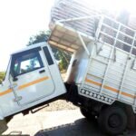 कुर्सियों से लदी पिकअप टूटकर दो