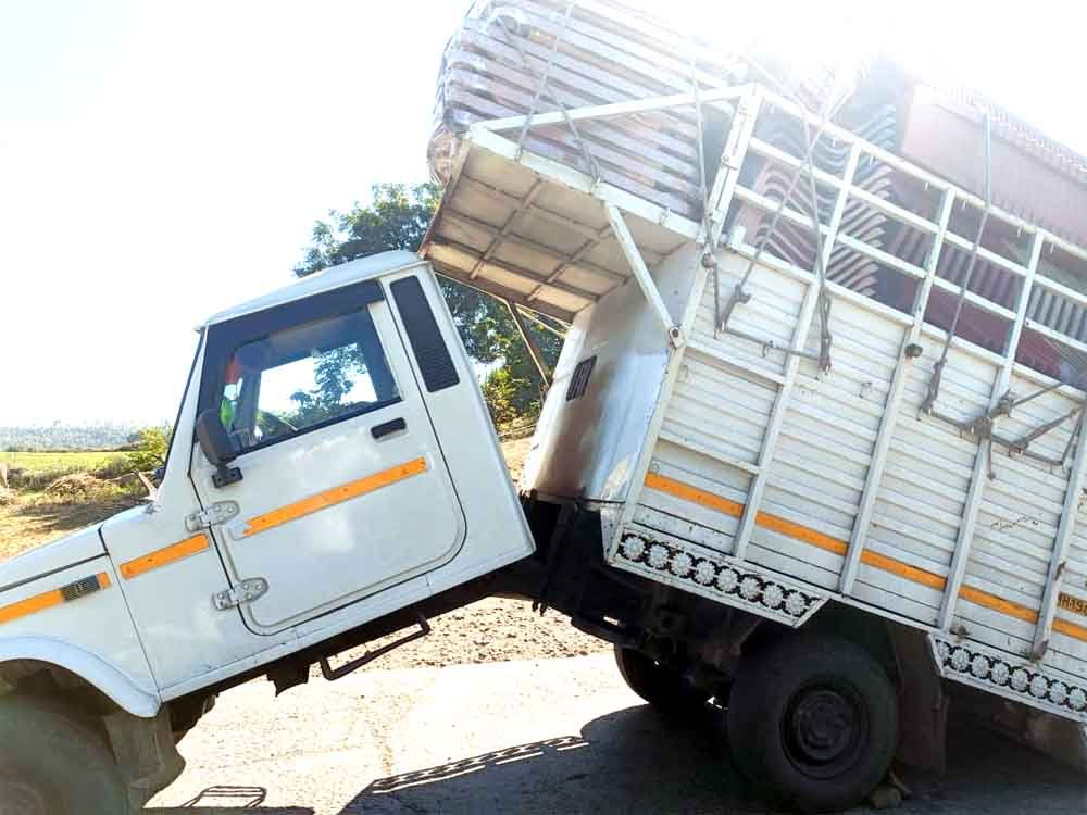 कुर्सियों से लदी पिकअप टूटकर दो