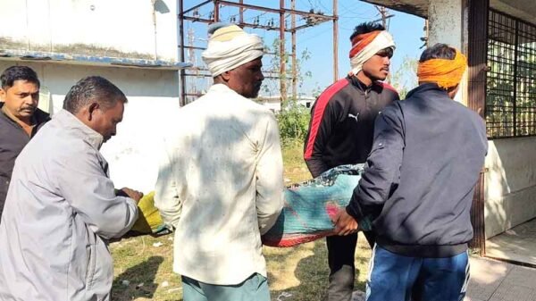 घर में फांसी पर लटका मिला 48