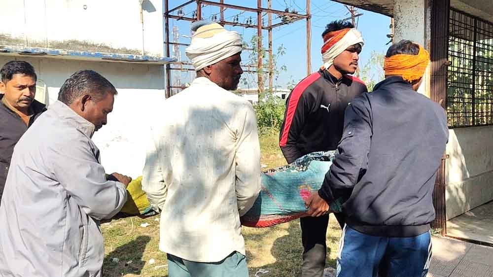 घर में फांसी पर लटका मिला 48