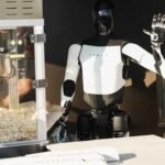 रोबोट बेच रहा पॉपकॉर्न, देखने